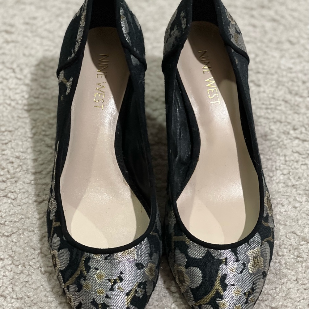 Nine West high heel shoe . Size 5M